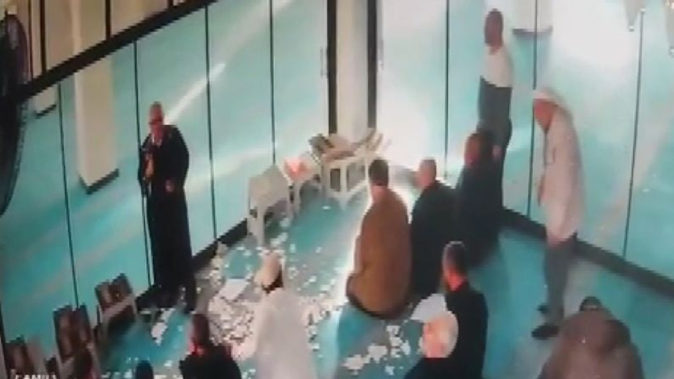 Tavan alçısı cemaatin üstüne düştü