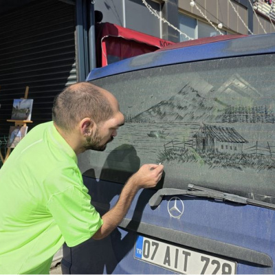 Tozlu araç camlarını sanat eserine dönüştürüyor