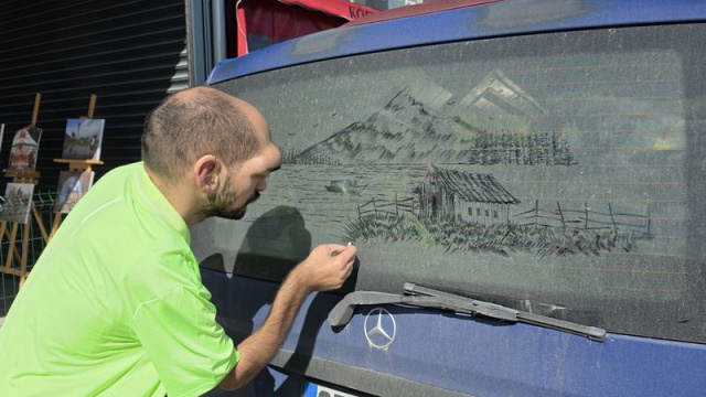 Tozlu araç camlarını sanat eserine dönüştürüyor