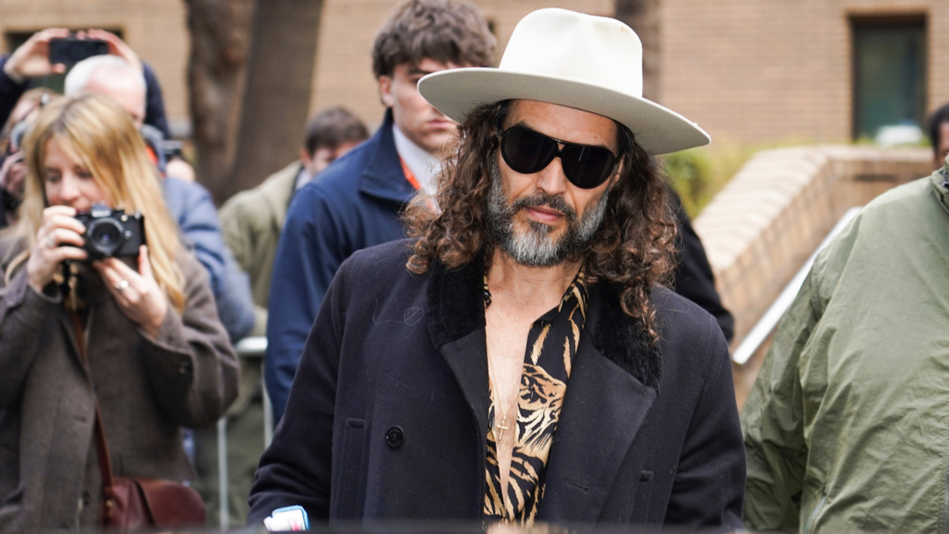 Russell Brand Tecavüz ve Cinsel Saldırı Davasında Suçsuz Olduğunu İddia Etti