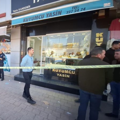 Hırsızın üzerine kapıyı kilitledi!