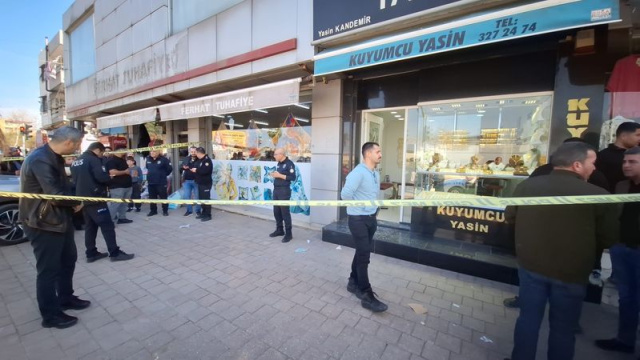 Hırsızın üzerine kapıyı kilitledi!