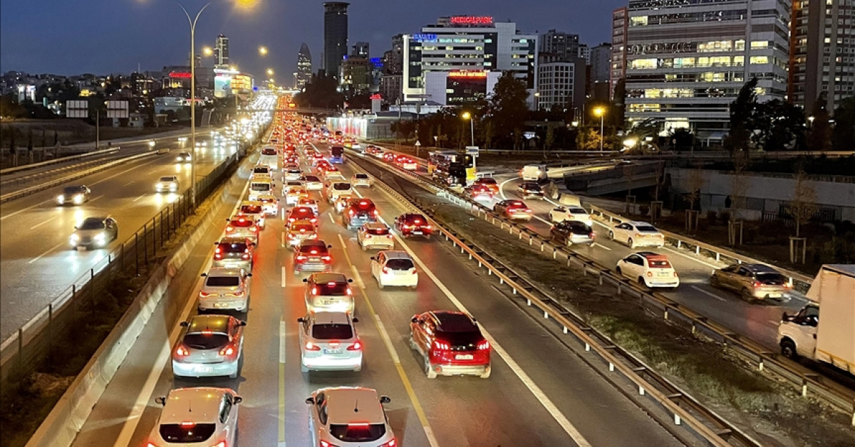 'İstanbul'daki İftar Öncesinde Trafik Yoğunluğu Yüzde %83'e'