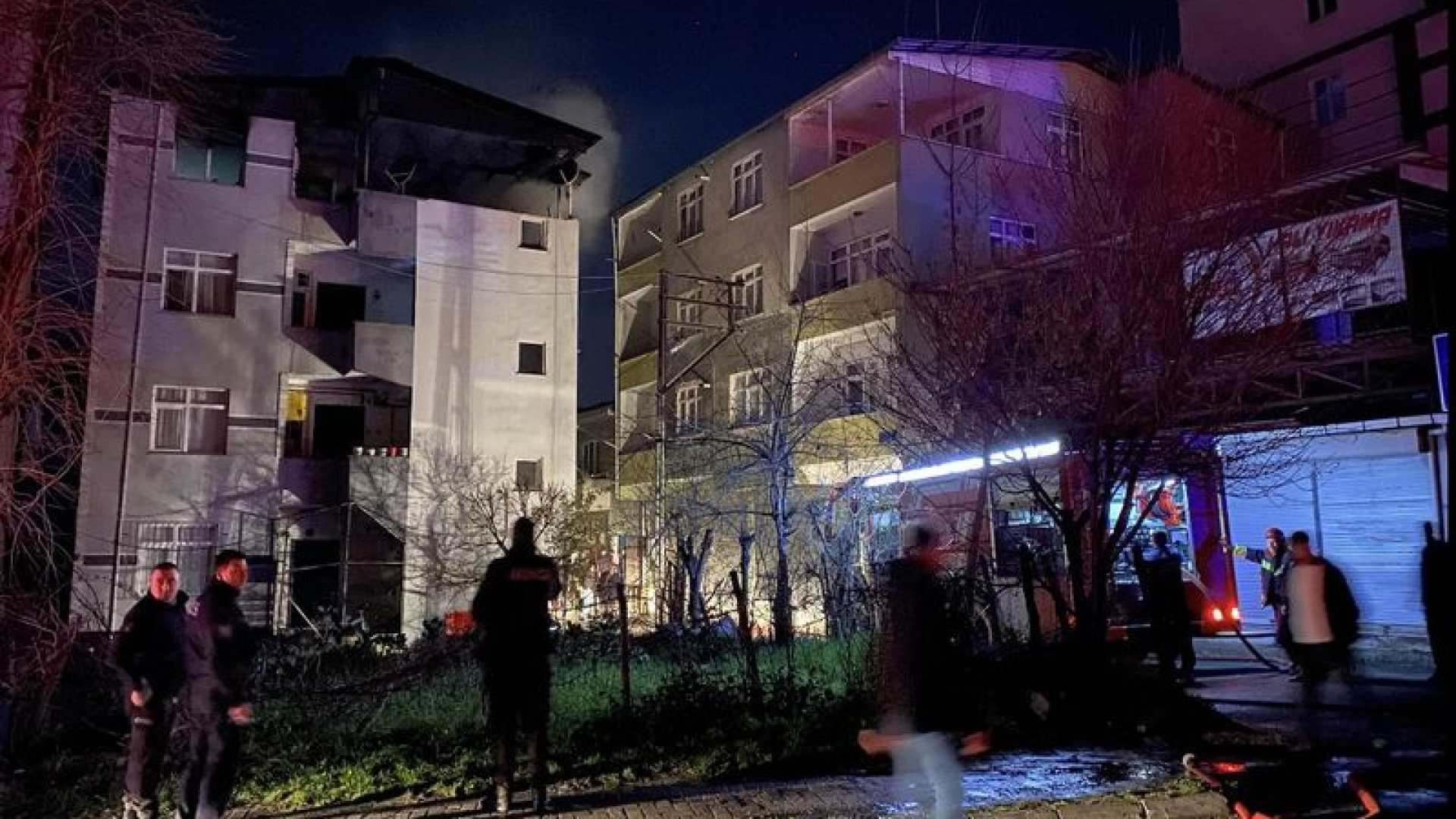 Samsun'da Ev Sahibi, Çatı Katındaki Yangını Söndürmeye Çalışırken Yaralandı