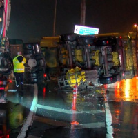 Devrilen hafriyat kamyonunun şoförüne yardım etmek isteyen sürücüye otomobil çarptı