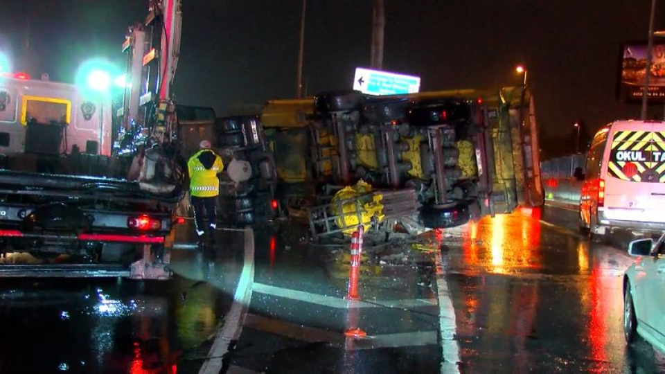 Devrilen hafriyat kamyonunun şoförüne yardım etmek isteyen sürücüye otomobil çarptı