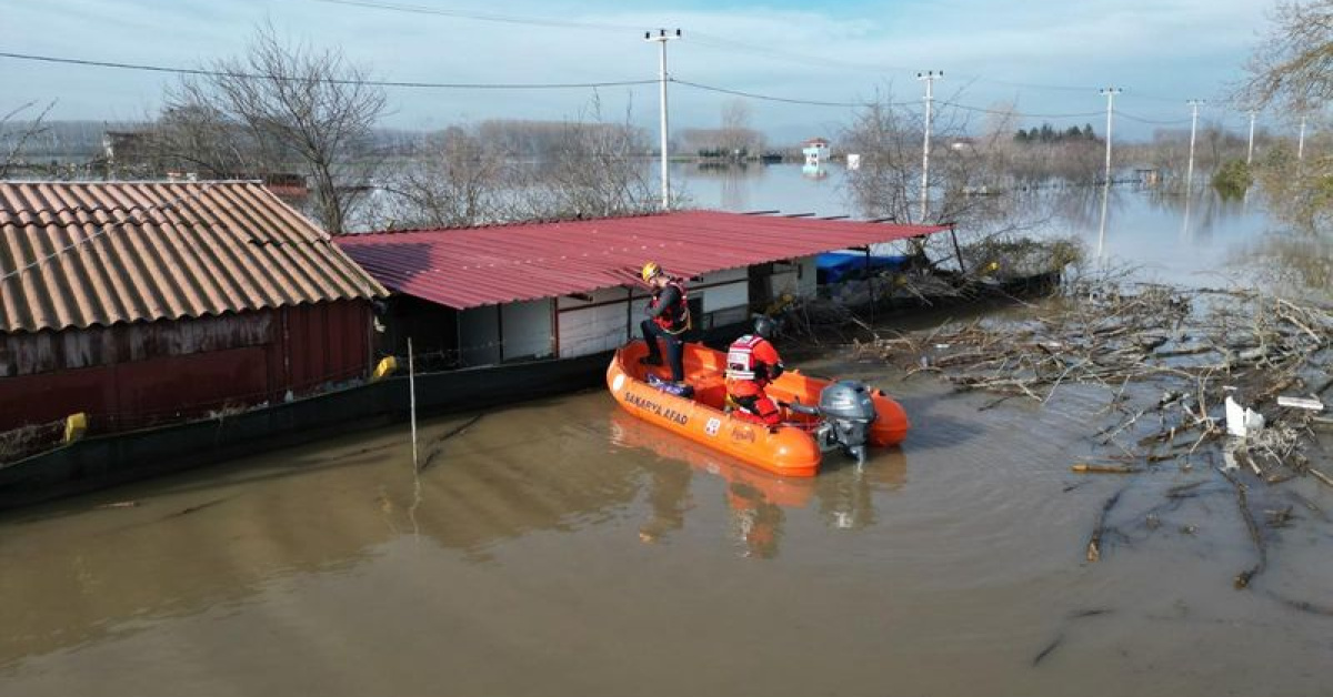 'Edirne'deki Nehir Taşkınları: Mahsur Kalaraki Üç Kişi Kurtuluşa'