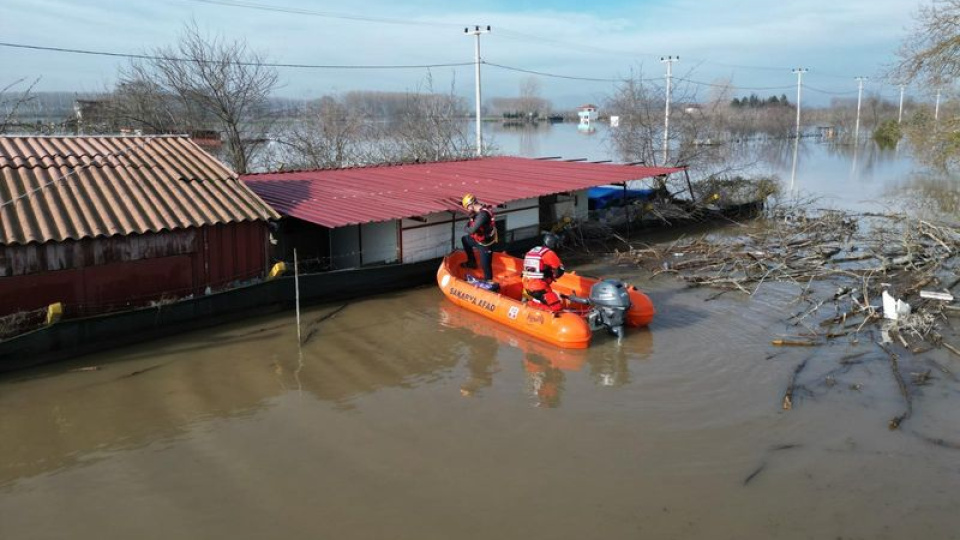 Nehir taşkınında 3 kişi mahsur kaldı