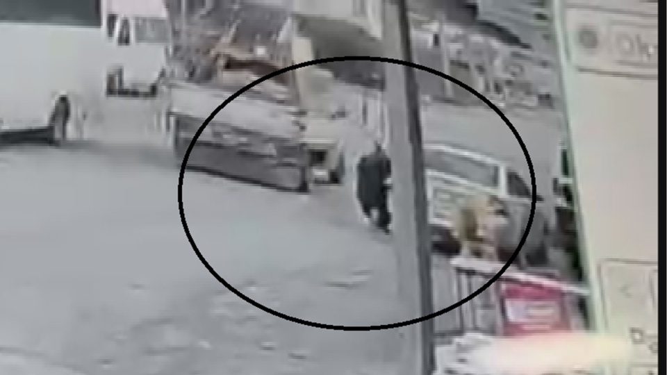 Pikabın açılan kapağı çarptı!