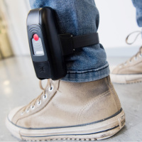 Okul saatleri dışında e-kelepçe takacak!