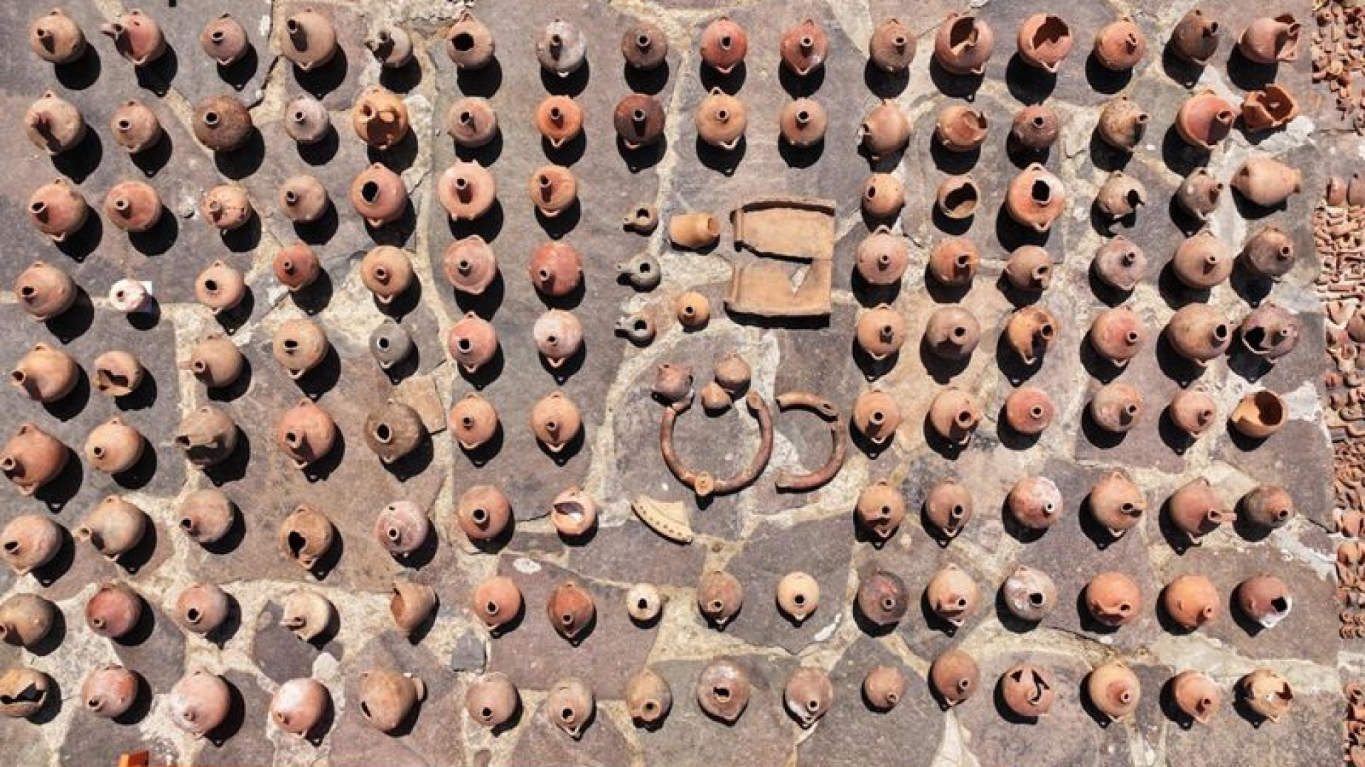 Toprak altından fışkırdı... 3 bin tane! Depoda korumaya alındı