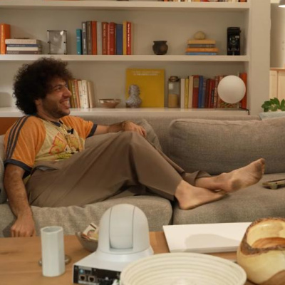 Kirli ayaklarıyla kızdırdı