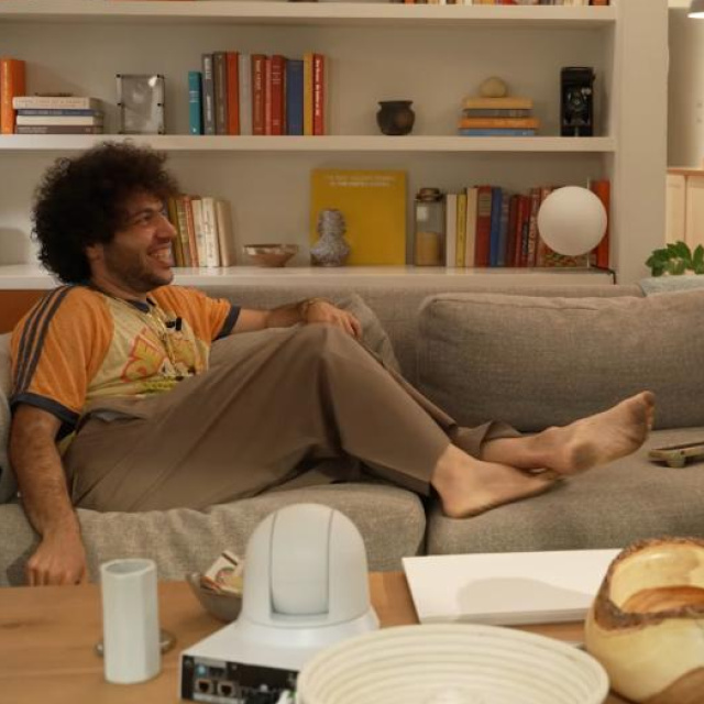 Kirli ayaklarıyla kızdırdı