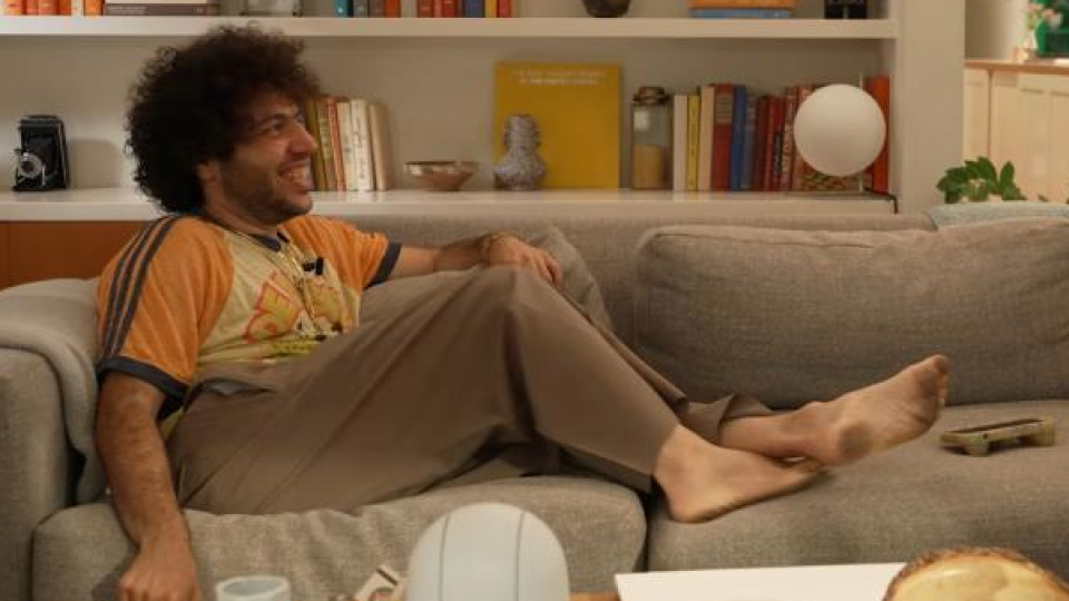 Kirli ayaklarıyla kızdırdı