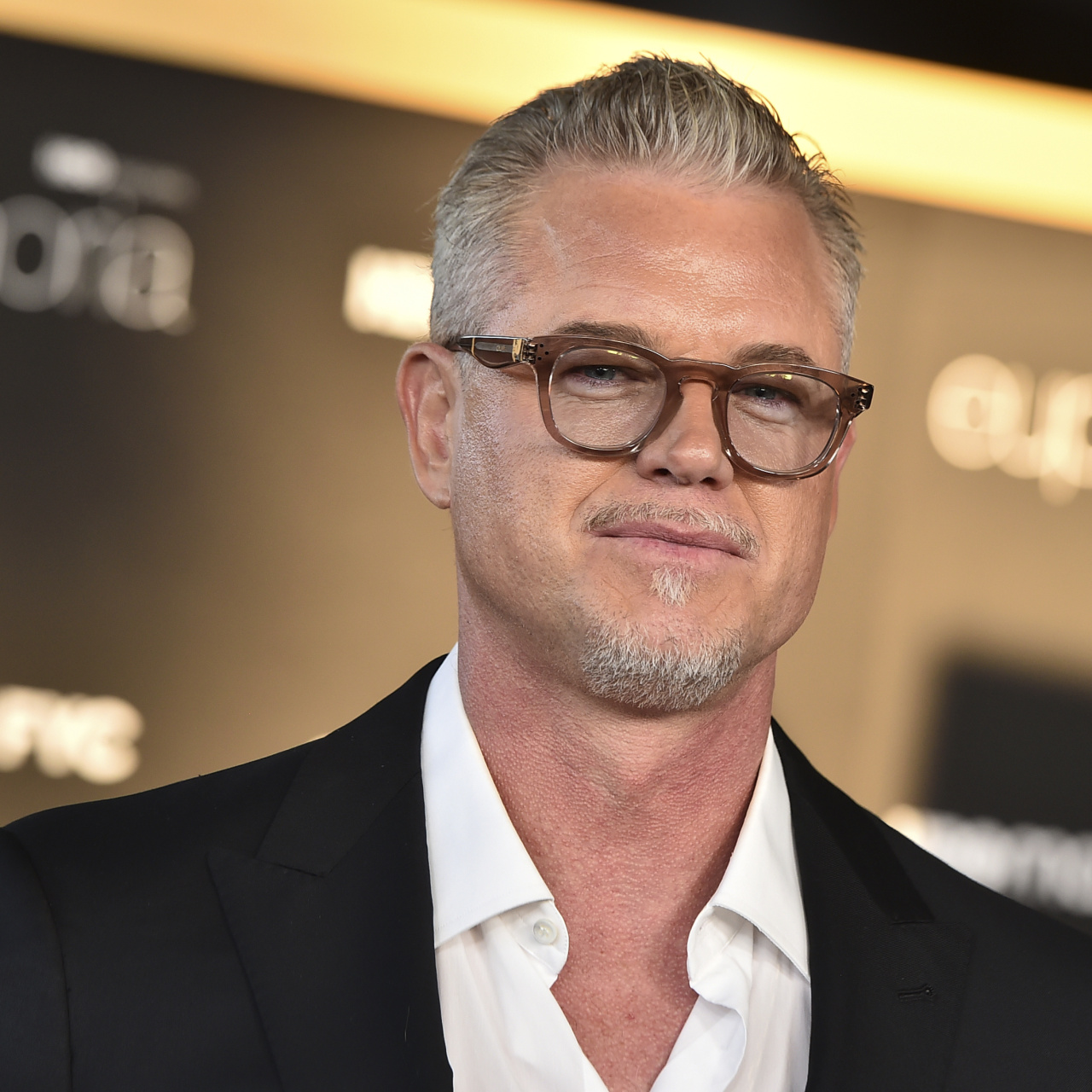 Arkasından konuşan figüran tepki çekti