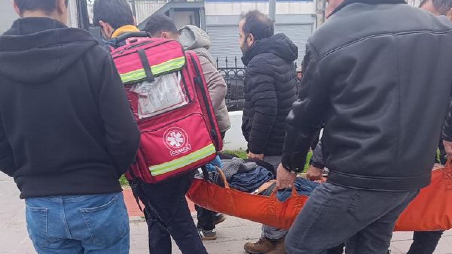 Esenyurt'ta Parkta Çıkan Tartışma Kanlı Bitti: Eşini ve Kendini Yaraladı