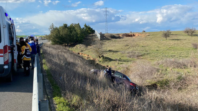 Yoldan çıkan otomobil tarlaya savruldu
