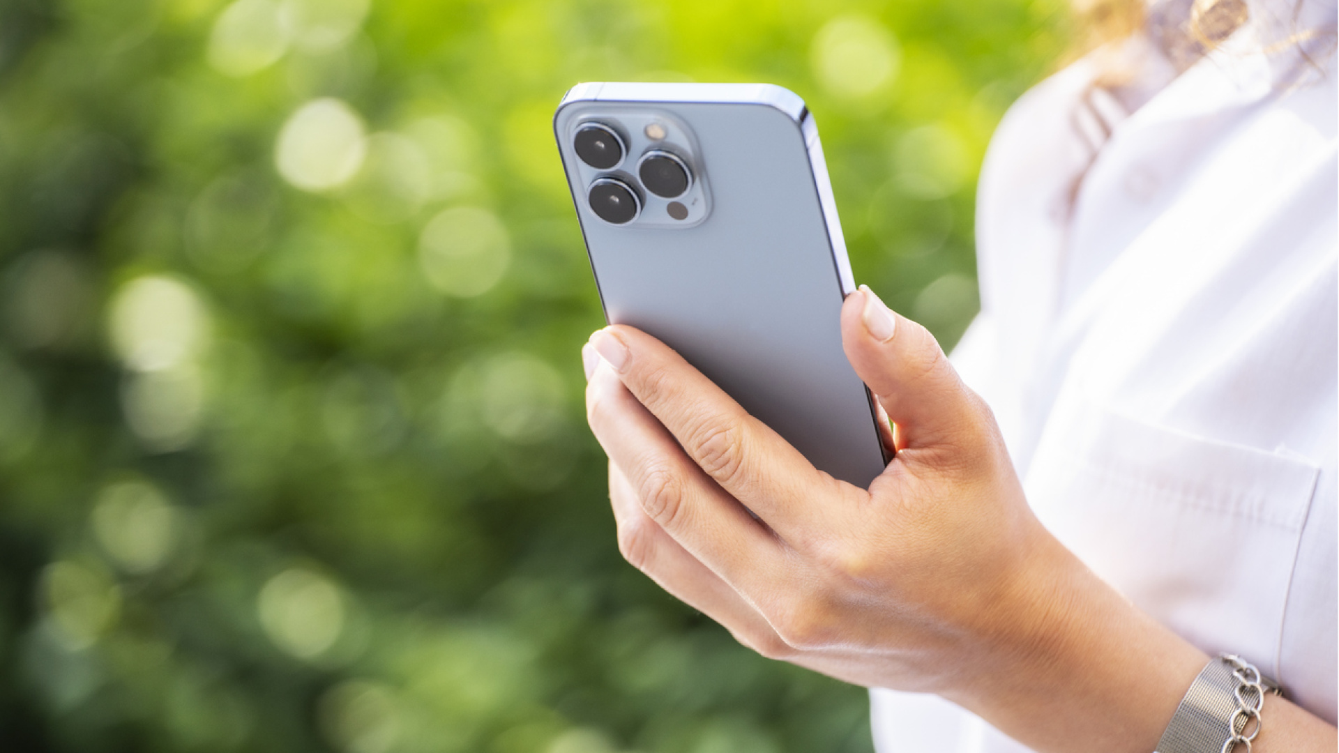 iPhone Saat İkonundaki Gizli Detay: Düşük Güç Modu Saniye İbresini Değiştiriyor!