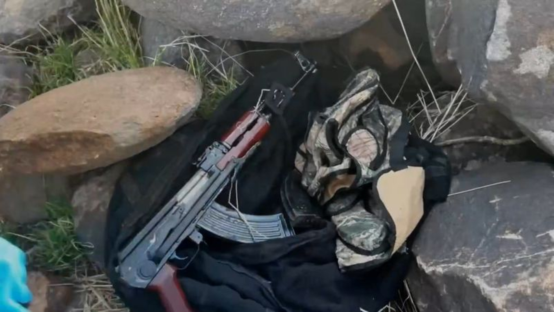 Şanlıurfa'da Volkanik Taşlar Altından Cephanelik Çıkarıldı: 8 Gözaltı