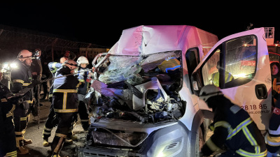 Kamyonet park halindeki TIR’a çarptı