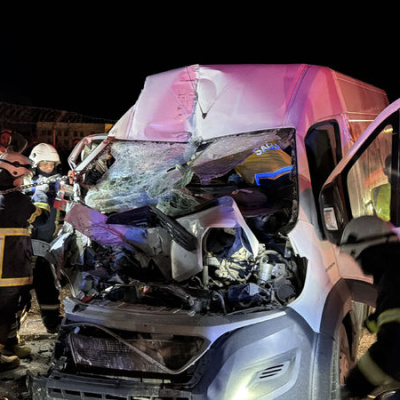 Kamyonet park halindeki TIR’a çarptı