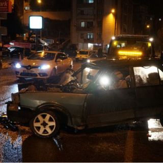 Otomobiller kafa kafaya çarpıştı: 1 ölü, 3 yaralı