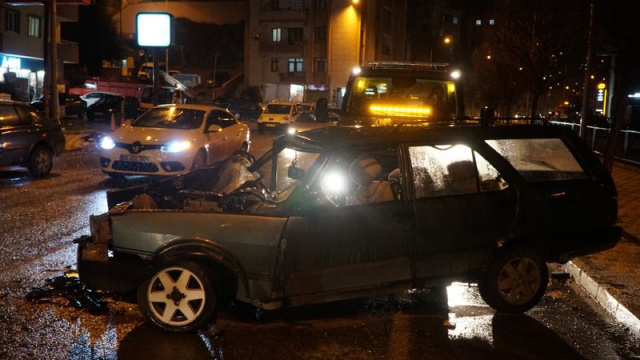 Otomobiller kafa kafaya çarpıştı: 1 ölü, 3 yaralı