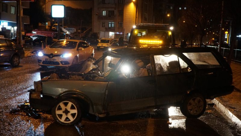 Otomobiller kafa kafaya çarpıştı: 1 ölü, 3 yaralı