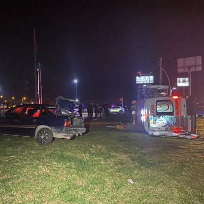 Otomobille çarpışan ambulans devrildi: 5 yaralı
