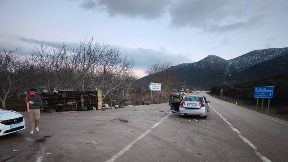 Otomobil ve kamyonet çarpıştı: 5 yaralı