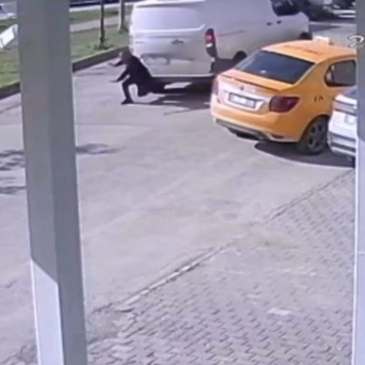 Telefonu yüzünden kamyonet çarptı!