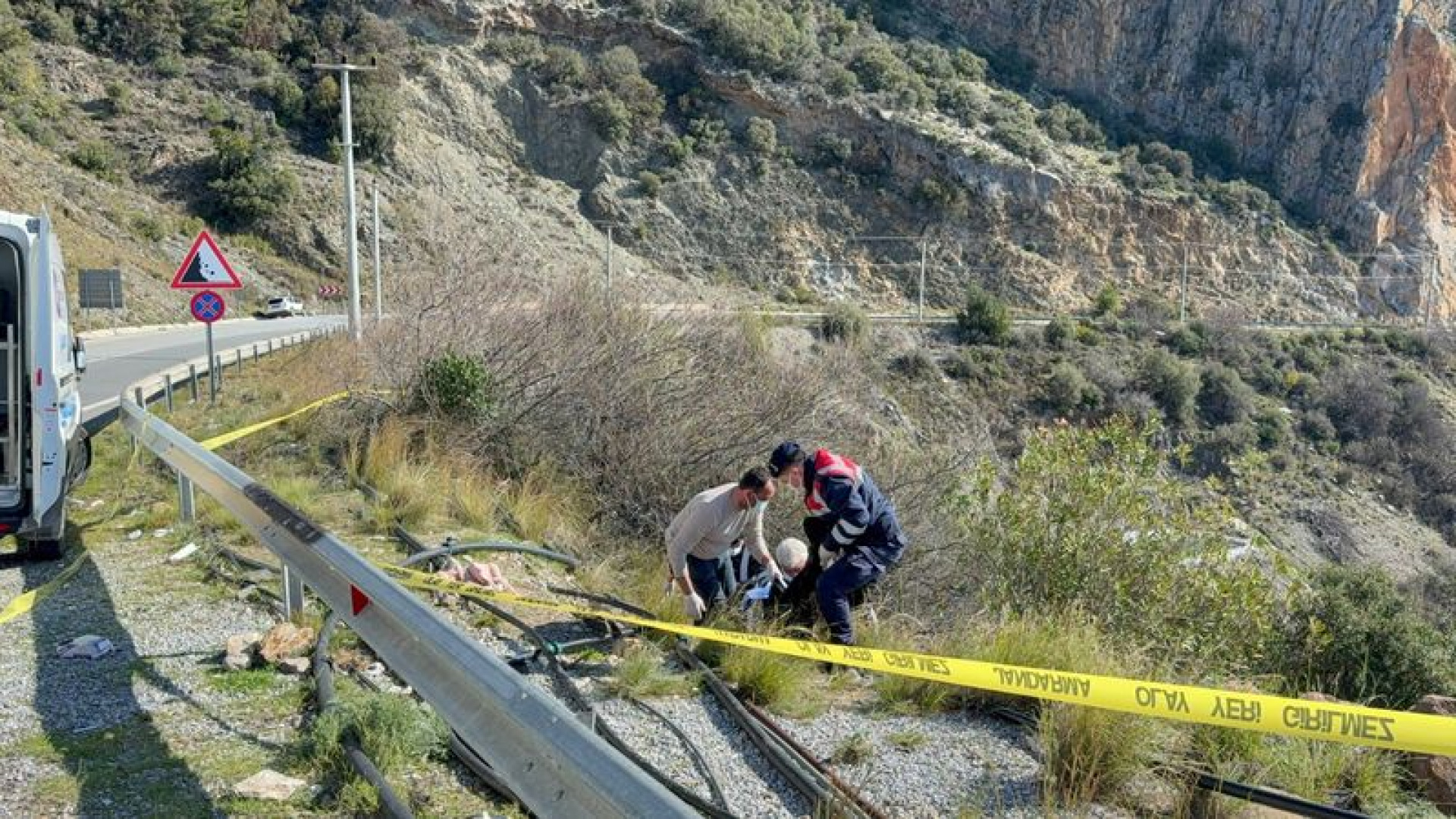 Antalya'da Korkunç Şüphe: Yol Kenarında Bulunan Kadının Eşi ve Oğlu Tutuklandı