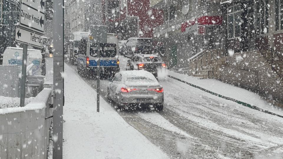Bursa'da yoğun kar! Adeta hayat durdu!