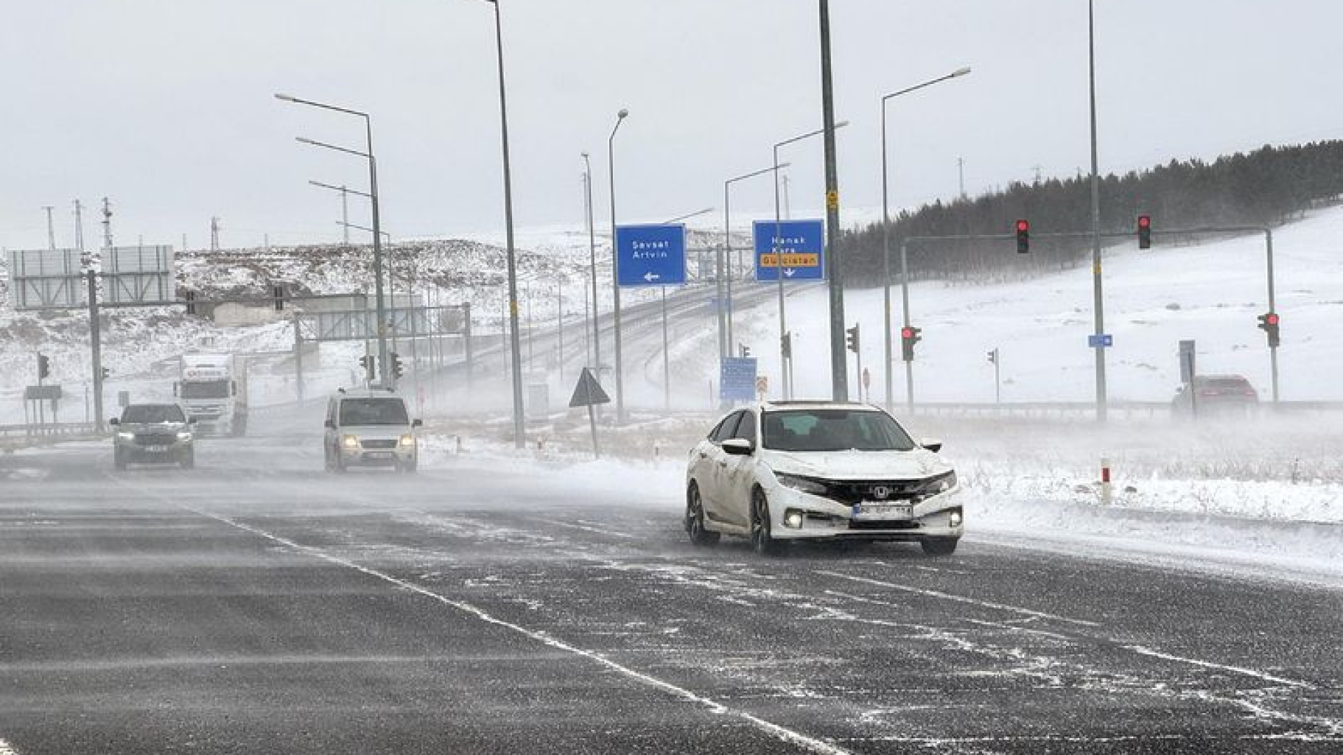 Ardahan'da Tipi Vurdu: Türkgözü-Posof-Damal Karayolu Trafiğe Kapatıldı