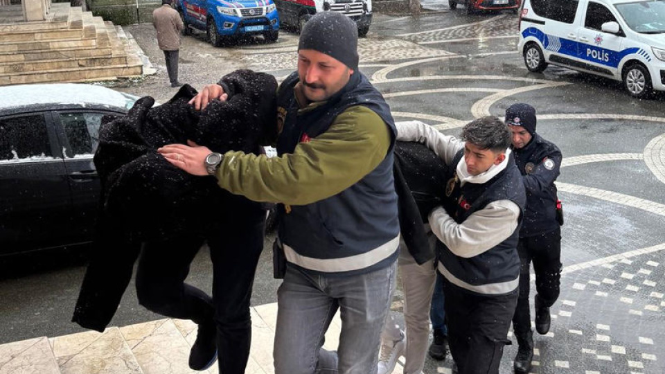 Kuyumcuya sahte altın satmaya çalıştılar