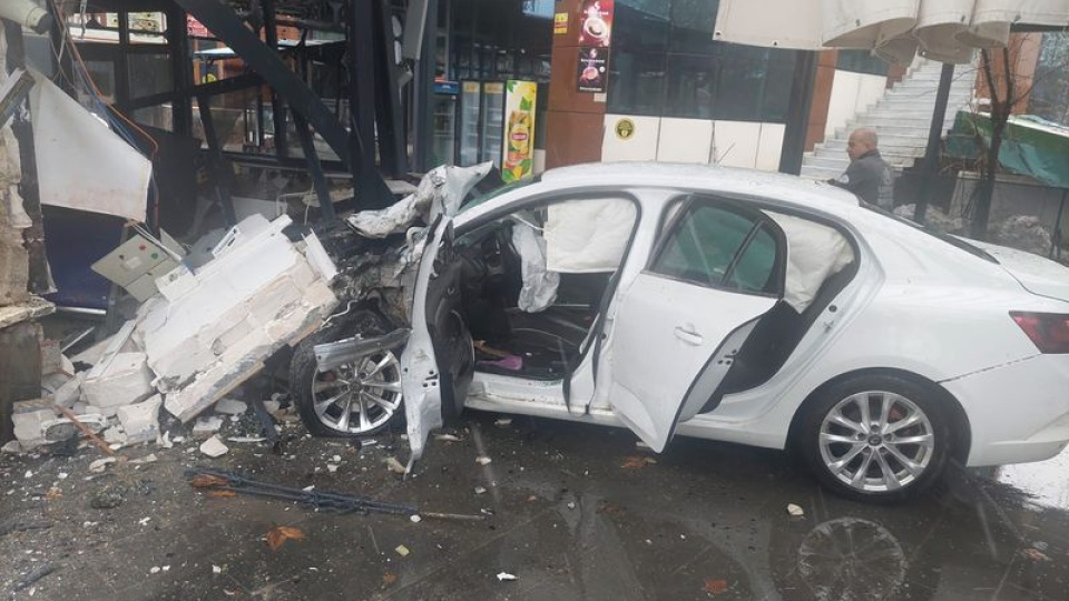 Otomobil iş yerine girdi: 5 yaralı