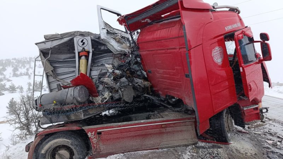 İki TIR çarpıştı: 1 ölü, 2 yaralı