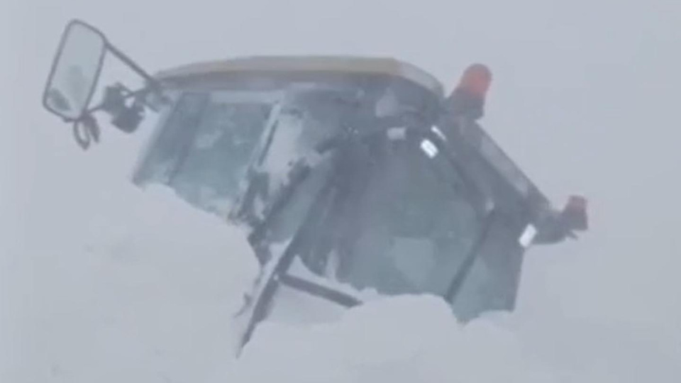 Ardahan'da büyük panik! İş makinelerinin üzerine çığ düştü!