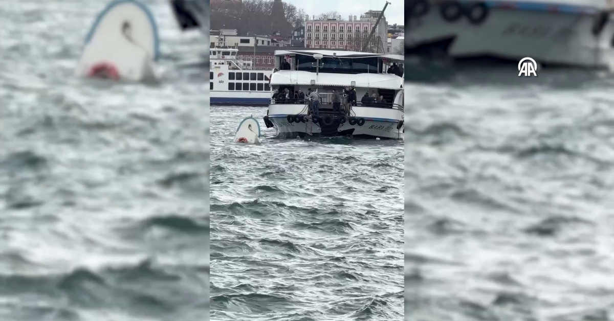 'Kara' Karaköy İskelesi açıklarına yanaşan özel yolcu vapuru