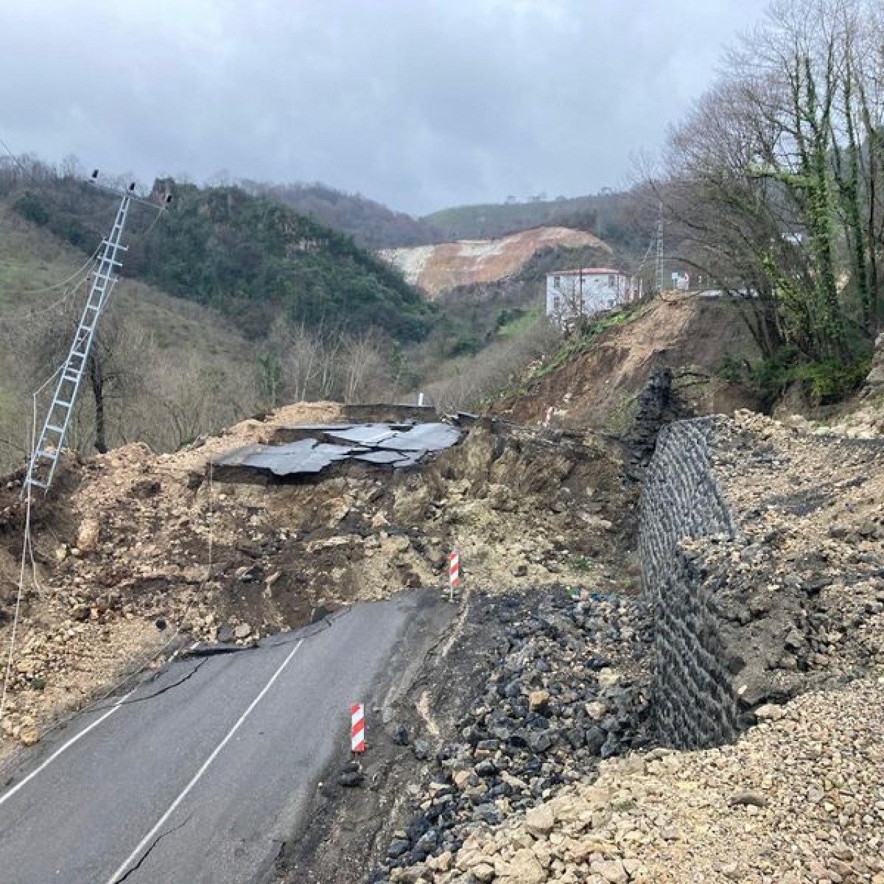 Heyelanda 300 metrelik yol çöktü