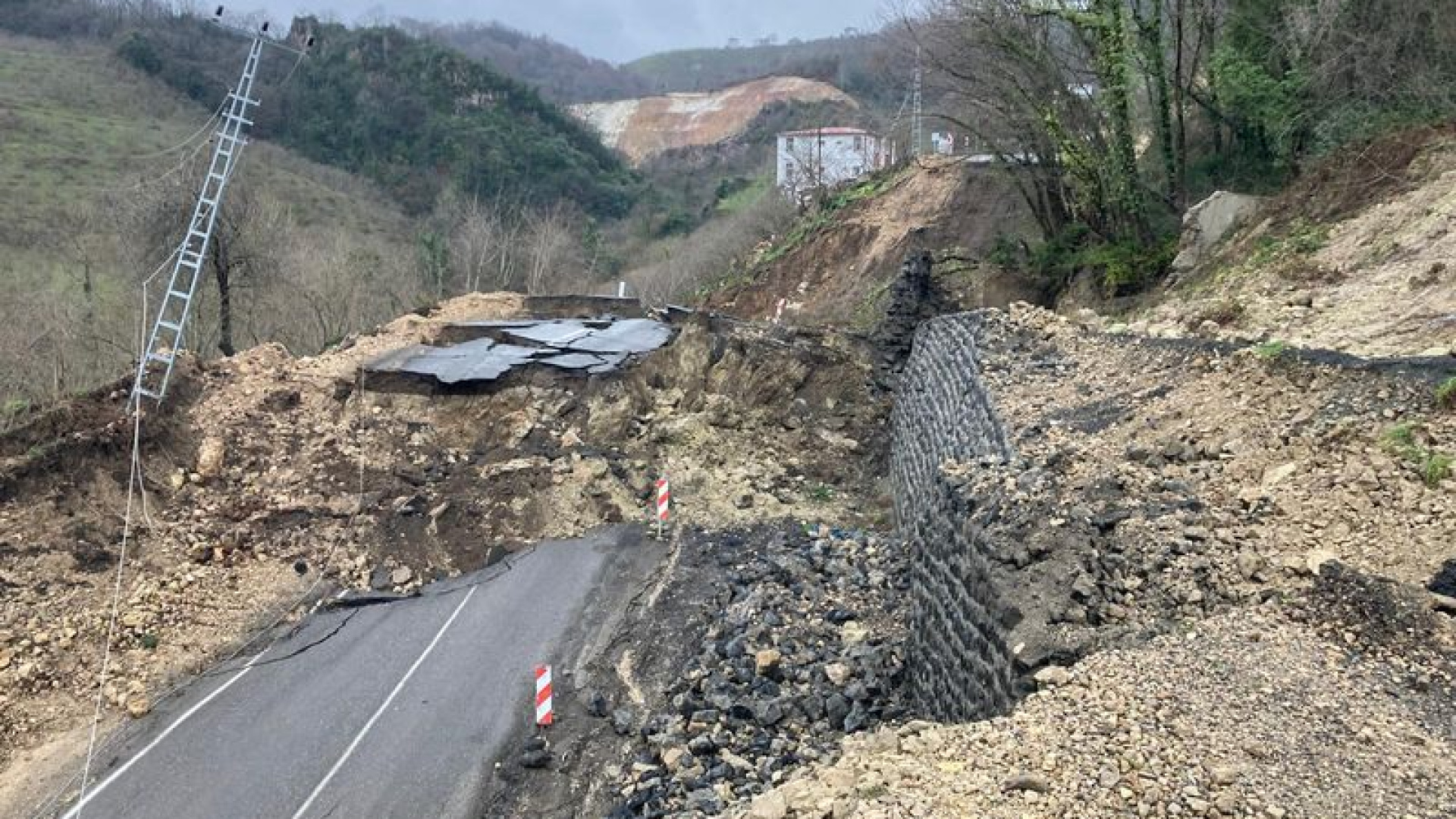 Ordu-Tokat Yolunda Heyelan: 300 Metrelik Yol Çöktü, Ulaşım Kesintiye Uğradı