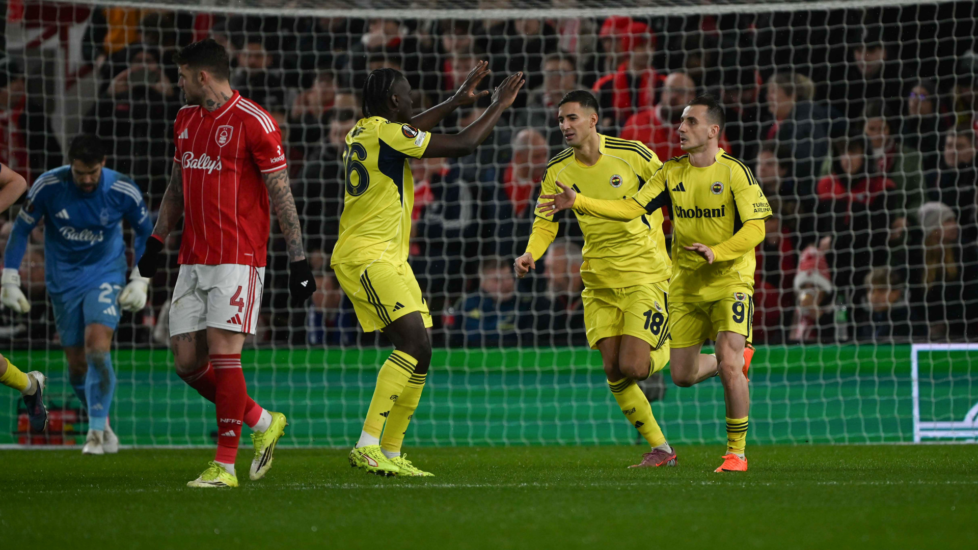 Fenerbahçe, Nottingham Forest Karşısında Zorlu Avrupa Ligi Mücadelesi Veriyor