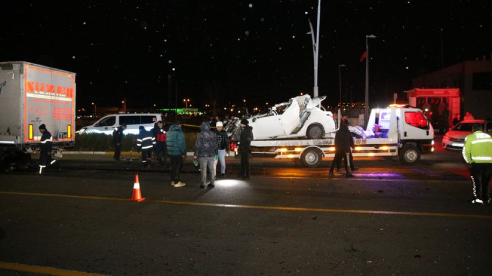 TIR'a arkadan çarpan otomobilin sürücüsü öldü