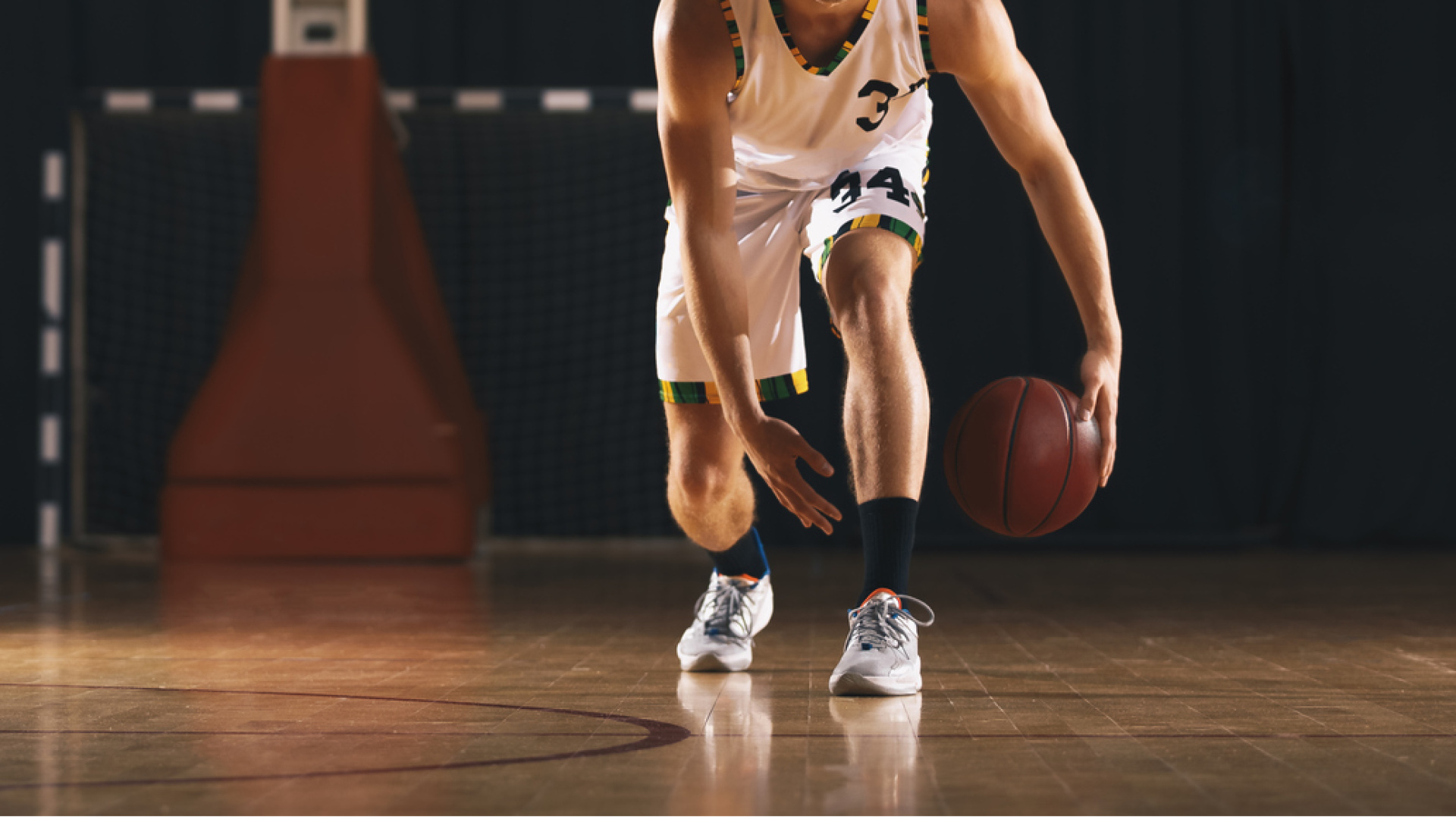 Bu ses aslında maçın gizli kahramanı! İşte basketbol sahasında spor ayakkabıların neden gıcırdadığının nedeni!