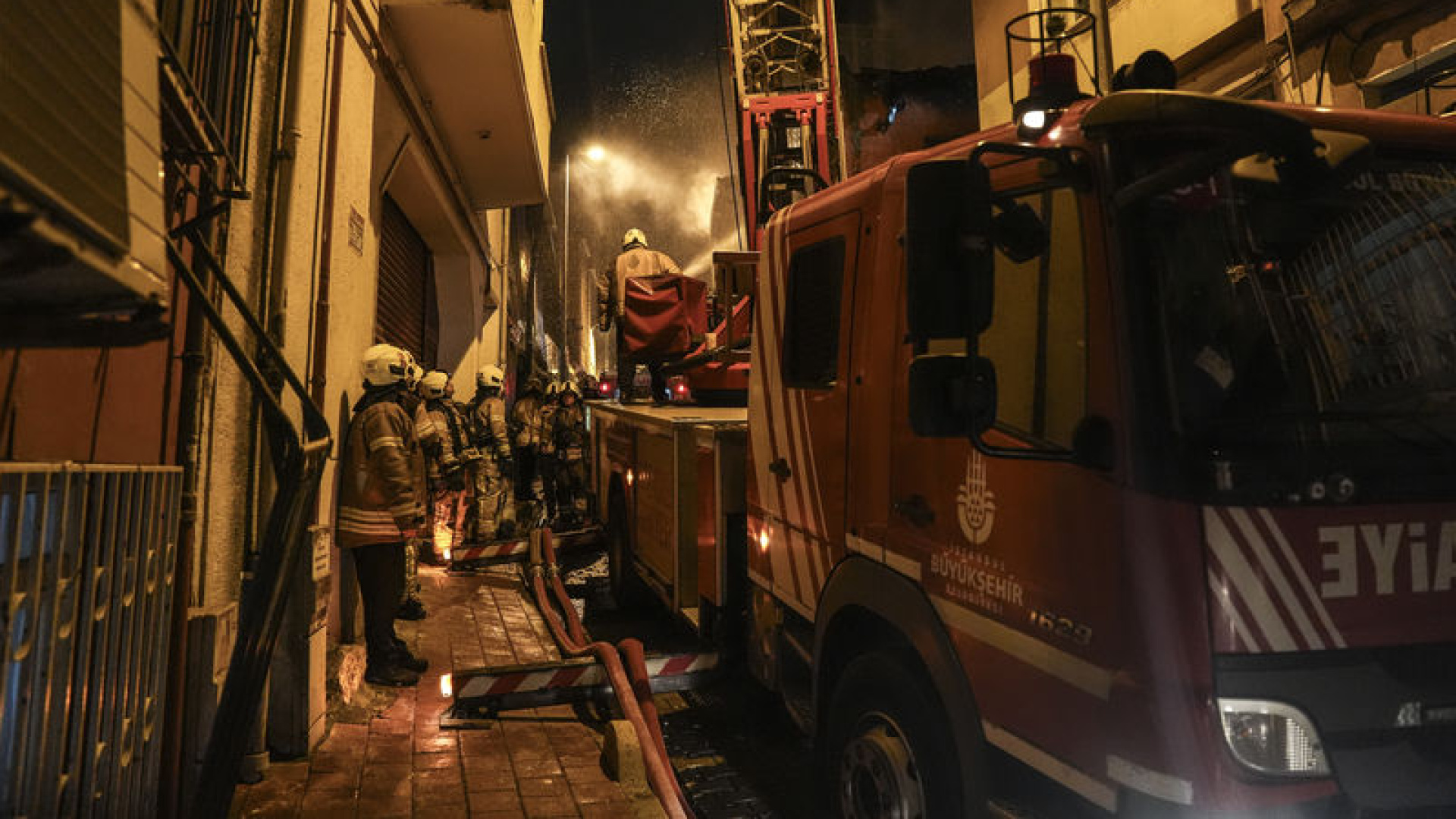 Fatih'te Metruk ve Ahşap Binalarda Çıkan Yangın İtfaiye Müdahalesiyle Söndürüldü
