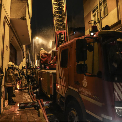 Metruk ve ahşap binalar alevlere teslim