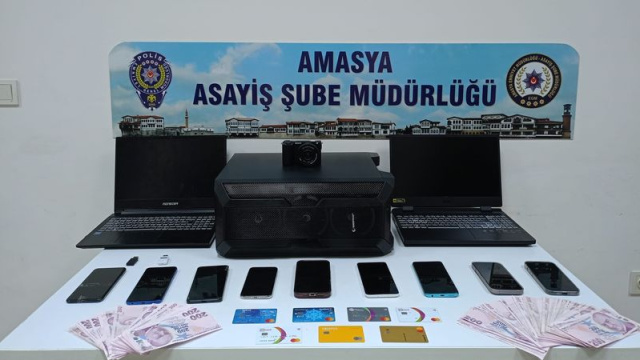 Kredi kartlarını kopyalayıp vurgun yaptılar