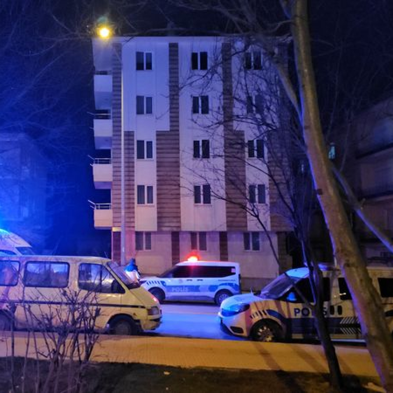 Anne ve babasını rehin aldı! Biber gazıyla yakalandı