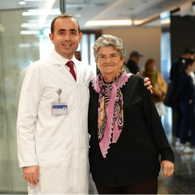 75 yaşında kornea nakliyle görmeye başladı