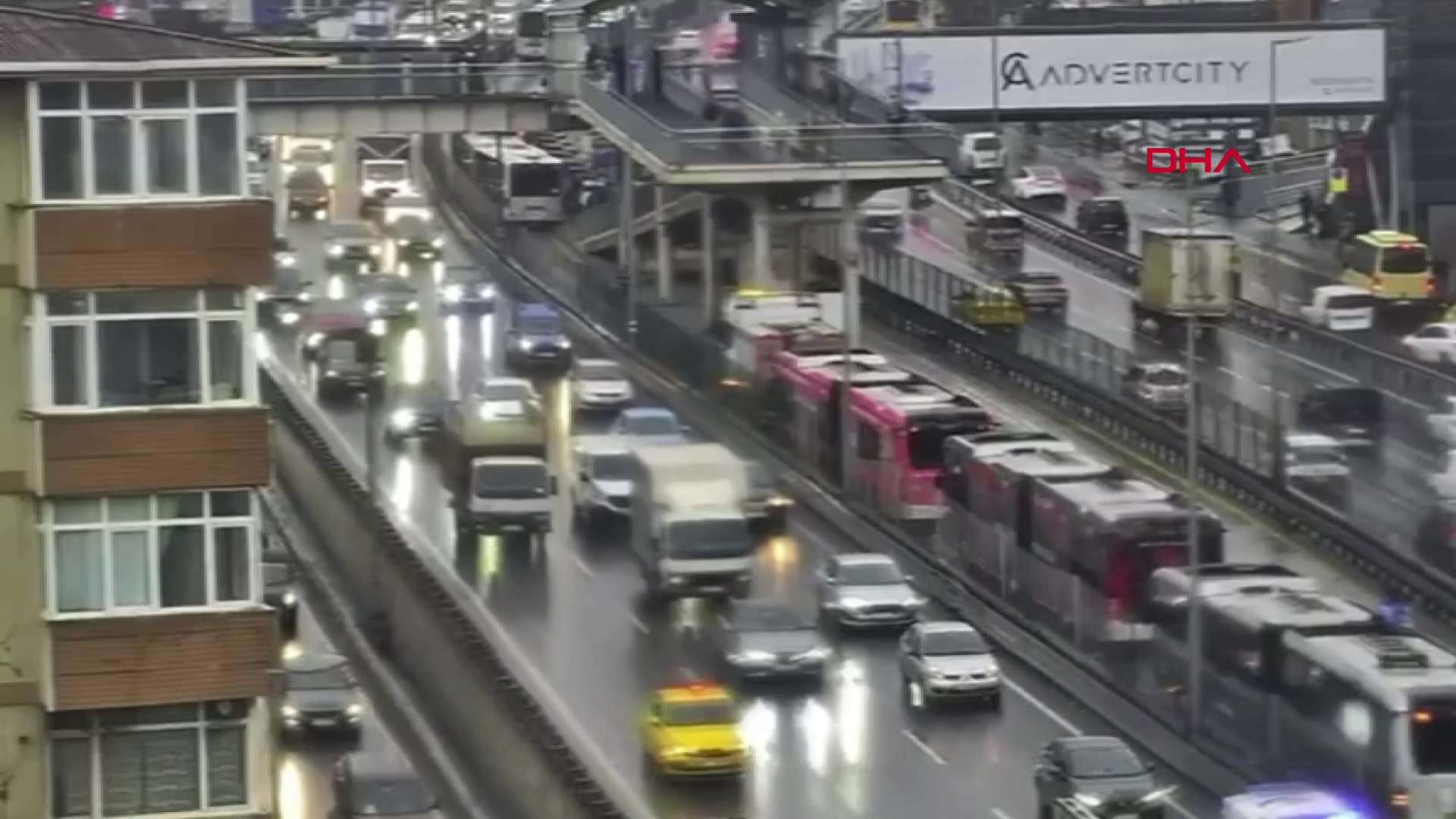 İstanbul Avcılar'da İki Metrobüs Çarpıştı: 4 Yaralı